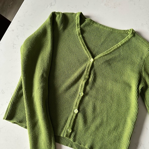 Green Ribbed Button-Up Cropped Cardigan - Picture 2 of 7